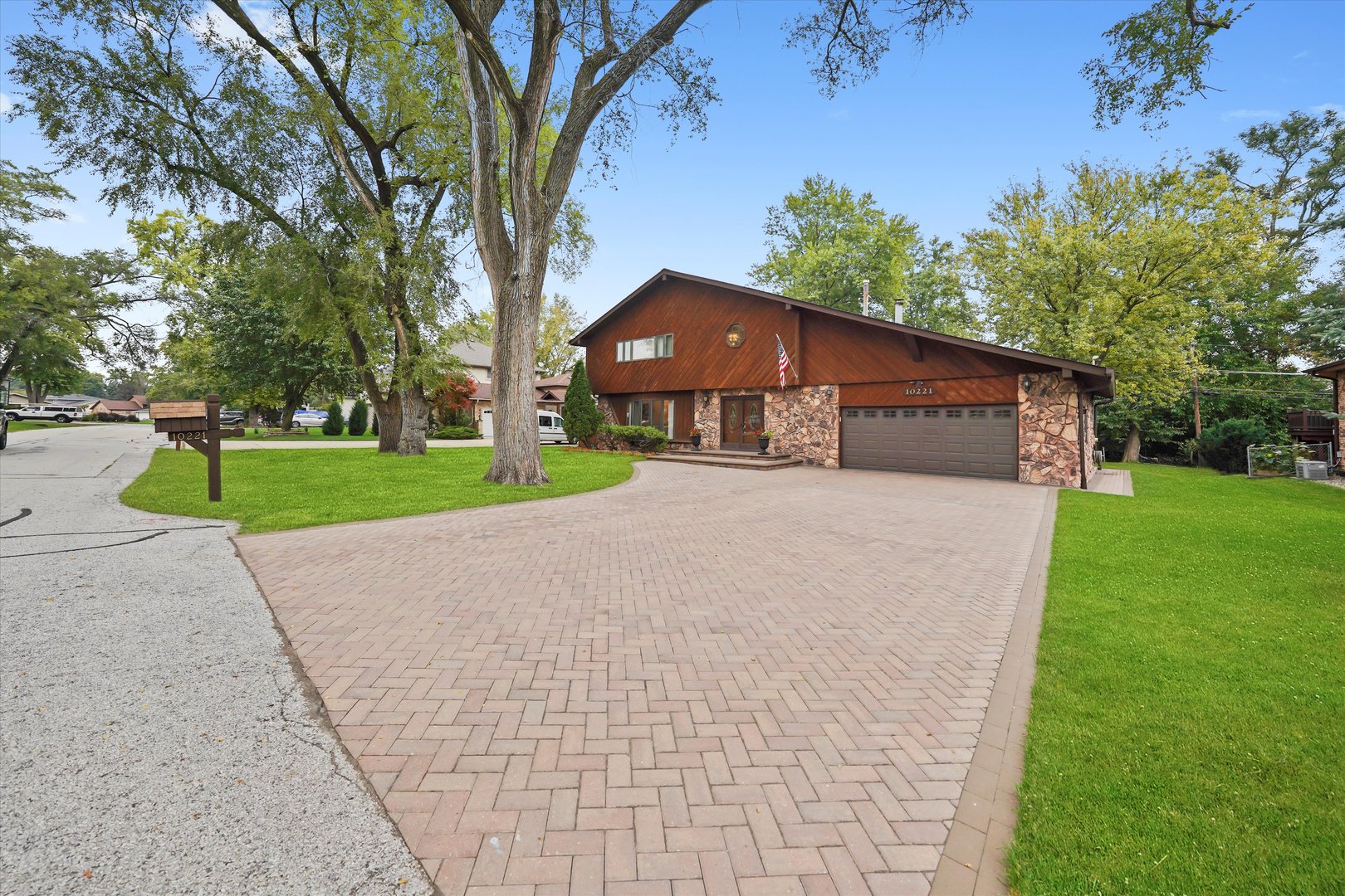 10221 S Eleanor Avenue, Palos Hills, IL 60465