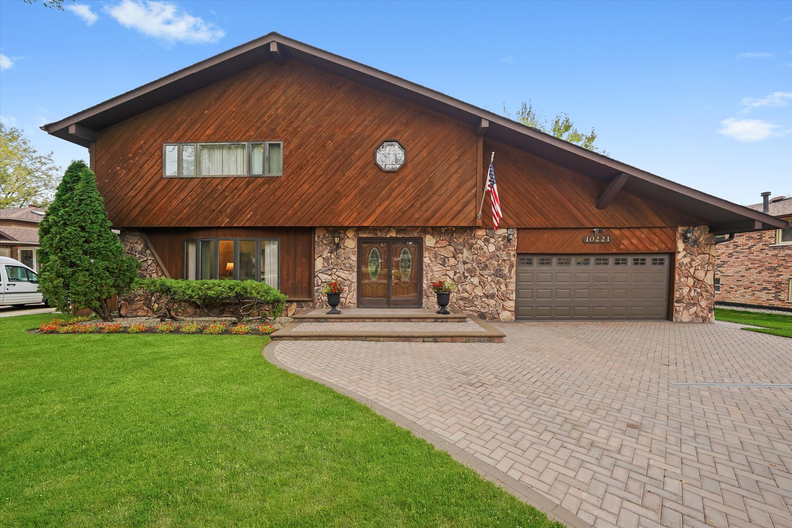 10221 S Eleanor Avenue, Palos Hills, IL 60465