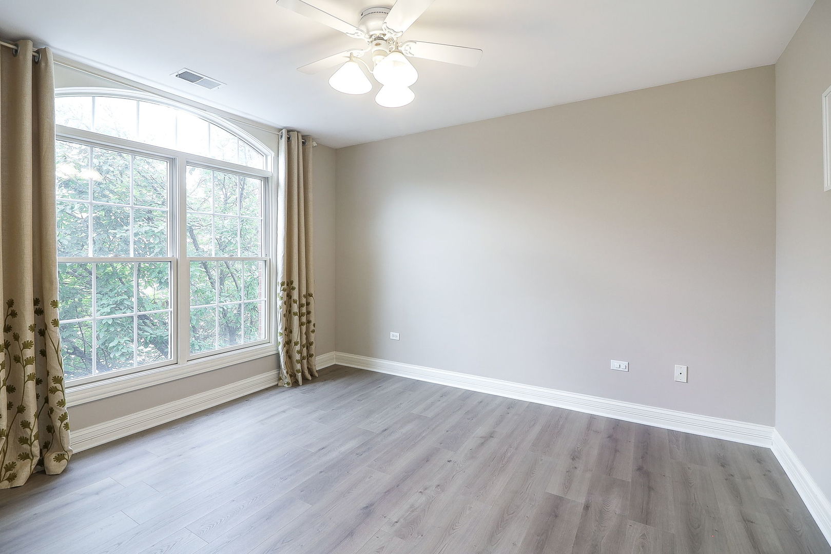 1208 Connamara Court, Westmont, IL 60559