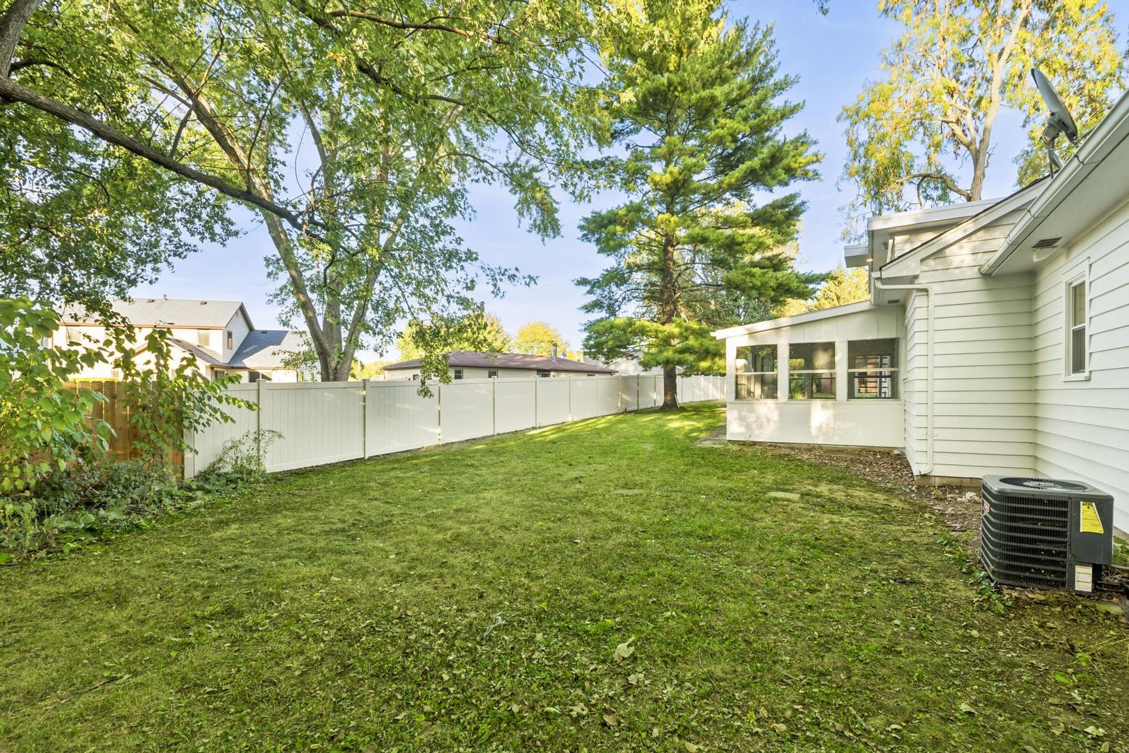 930 Jefferson Avenue, Elgin, IL 60120