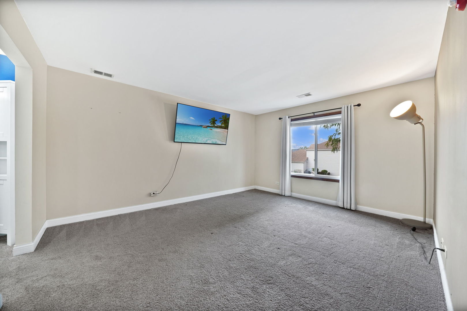 7050 Newport Drive #203, Woodridge, IL 60517