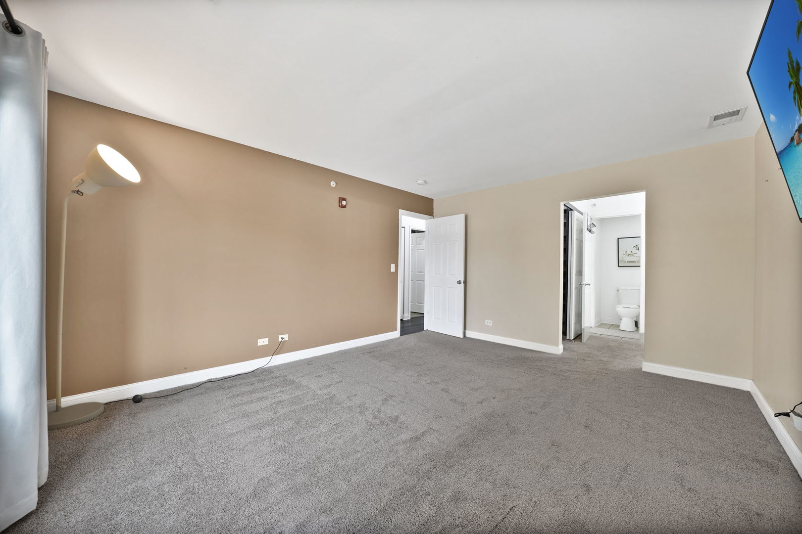7050 Newport Drive #203, Woodridge, IL 60517