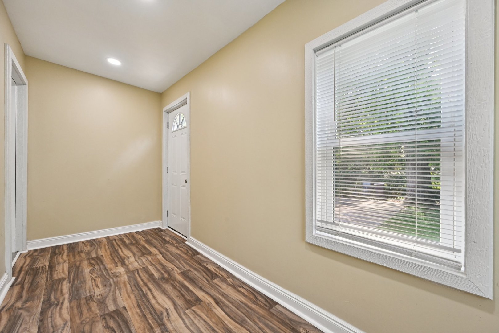 325 4th Street, Waukegan, IL 60085