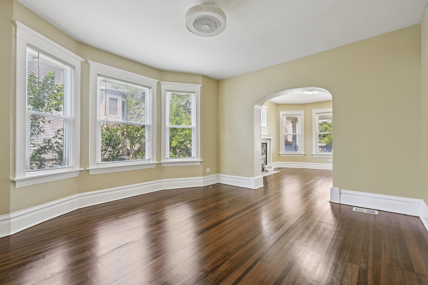 325 4th Street, Waukegan, IL 60085