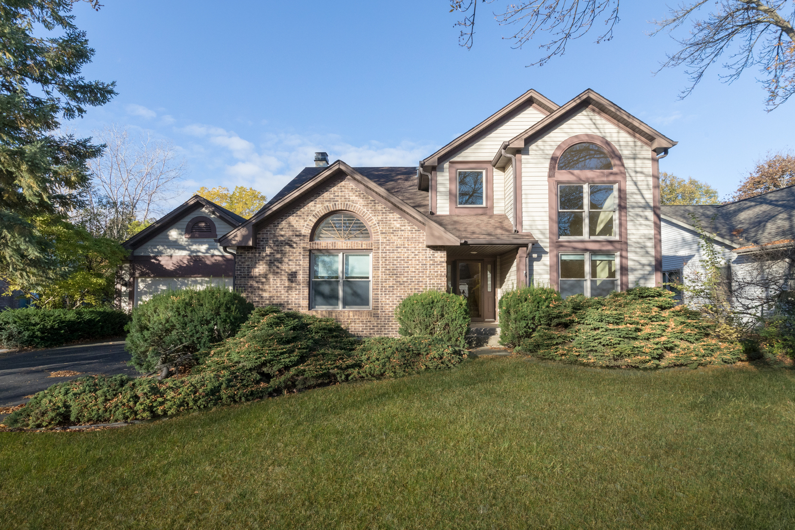 1956 N Lake Arlington Drive, Arlington Heights, IL 60004