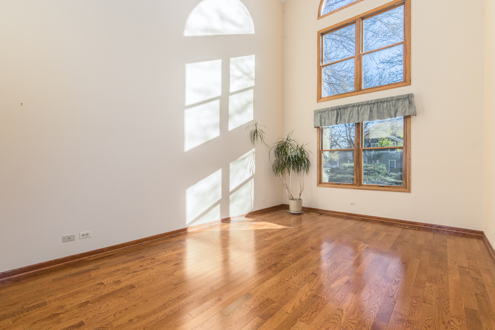 1956 N Lake Arlington Drive, Arlington Heights, IL 60004