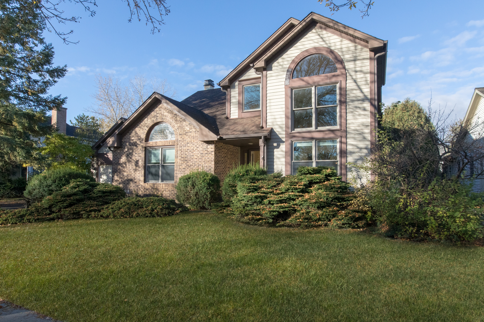 1956 N Lake Arlington Drive, Arlington Heights, IL 60004