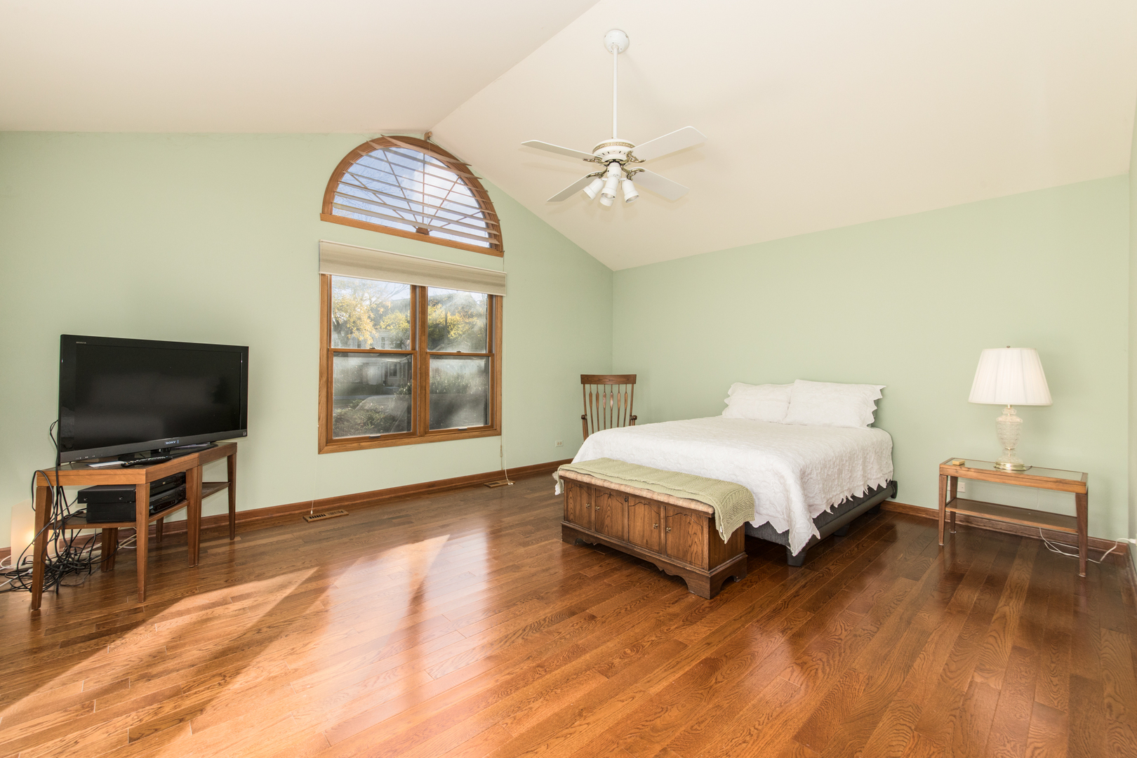 1956 N Lake Arlington Drive, Arlington Heights, IL 60004