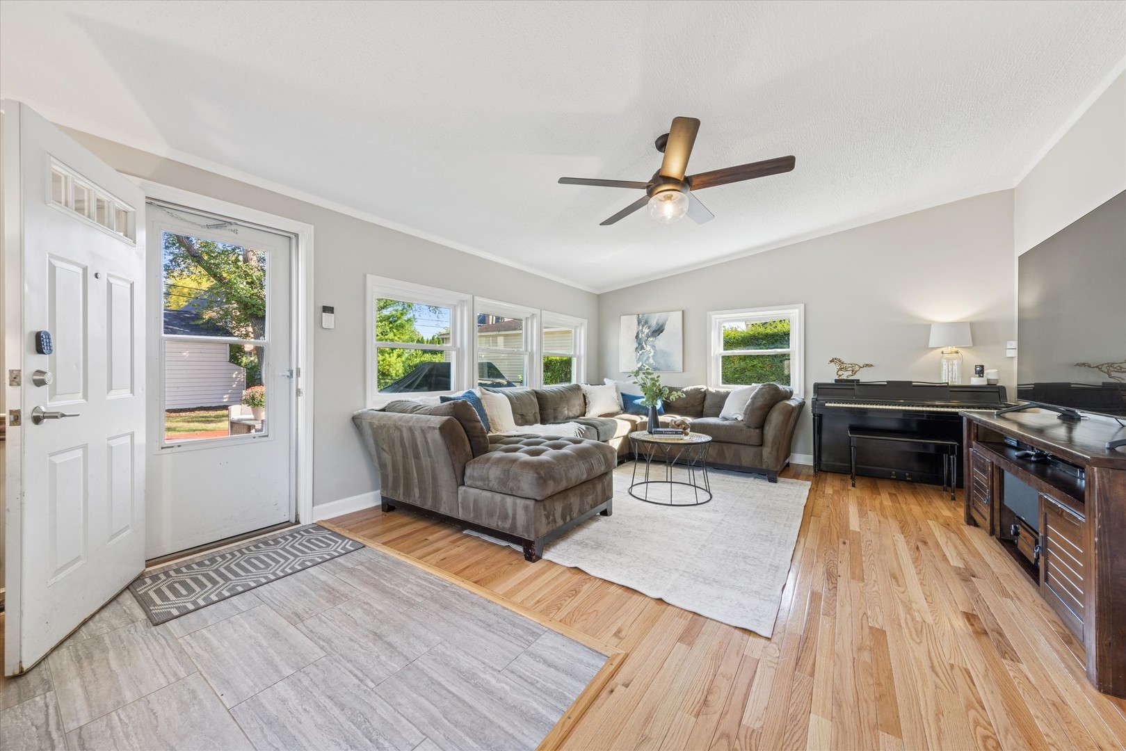 991 S Swain Avenue, Elmhurst, IL 60126