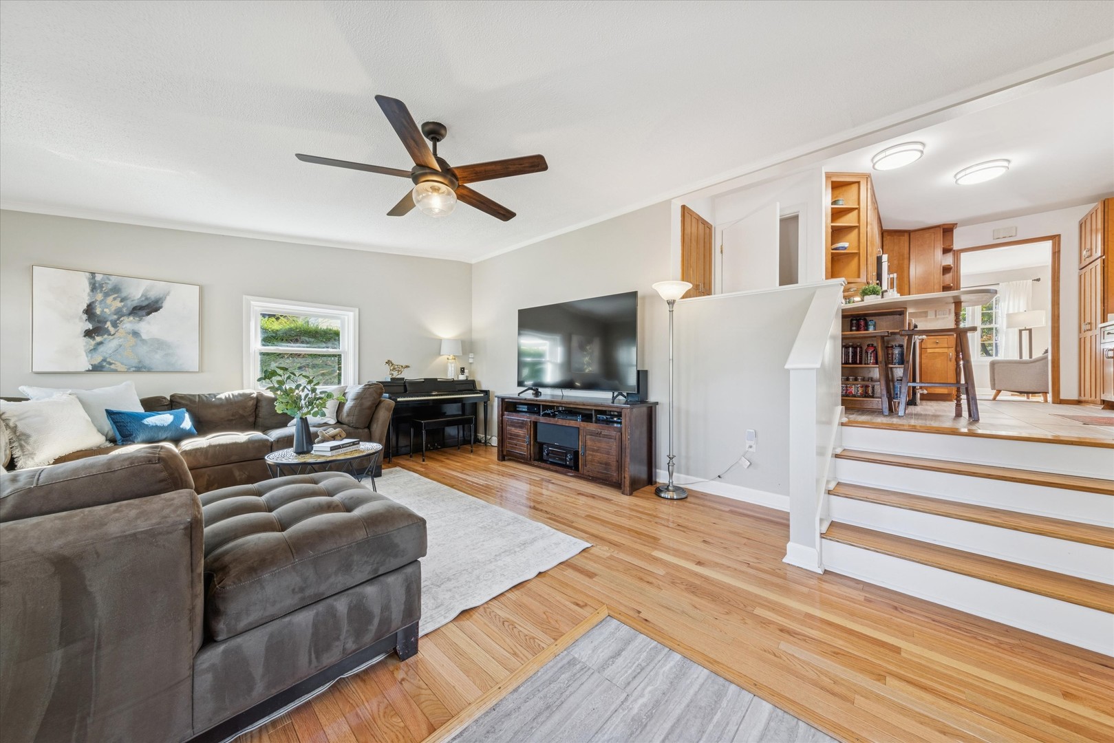 991 S Swain Avenue, Elmhurst, IL 60126