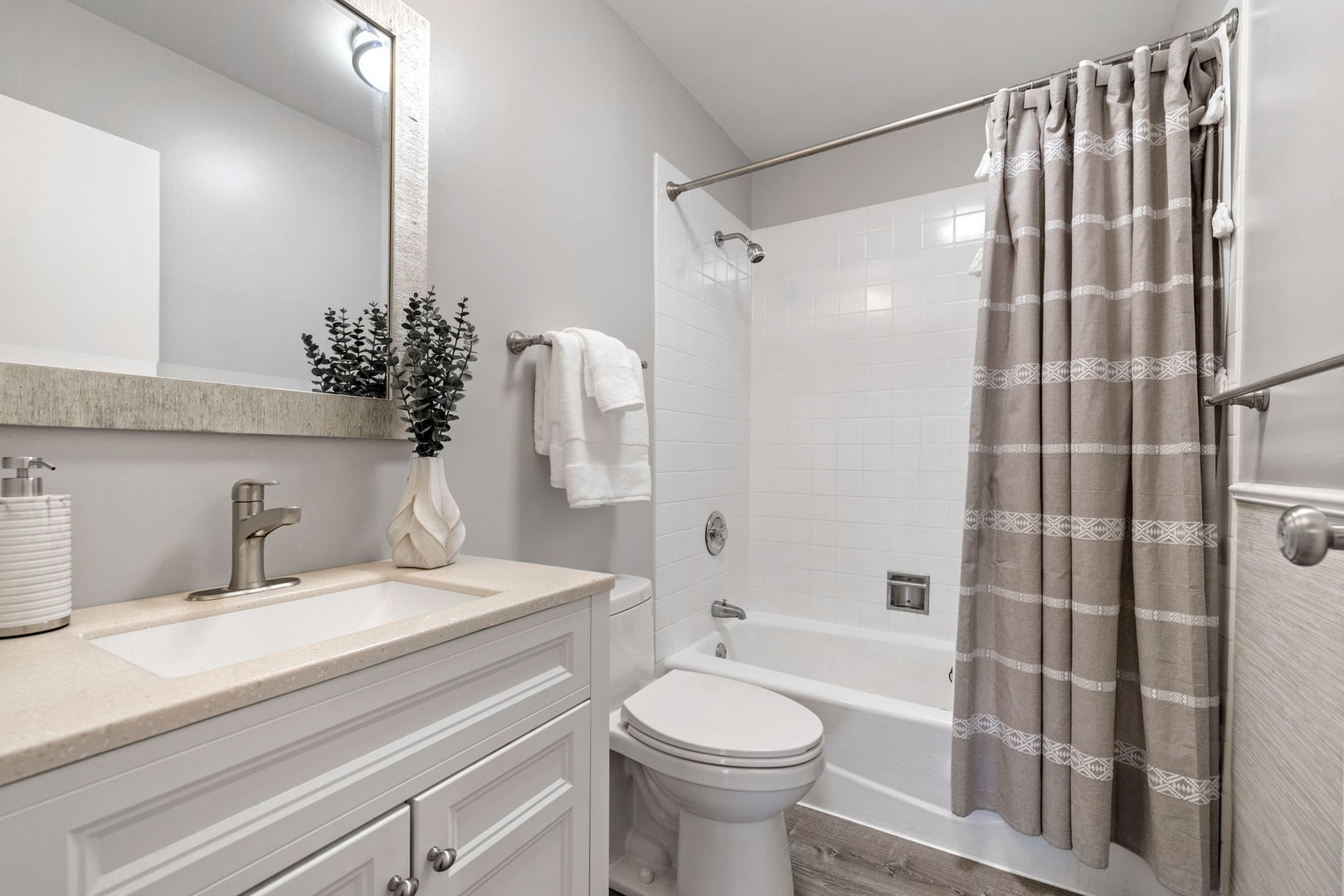 2201 S Grace Street #305, Lombard, IL 60148