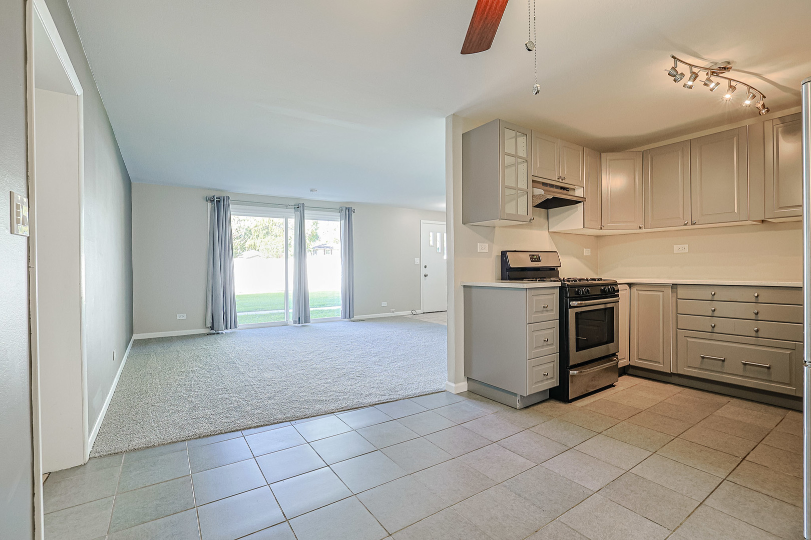 1128 Quanset Court #1128, Schaumburg, IL 60194