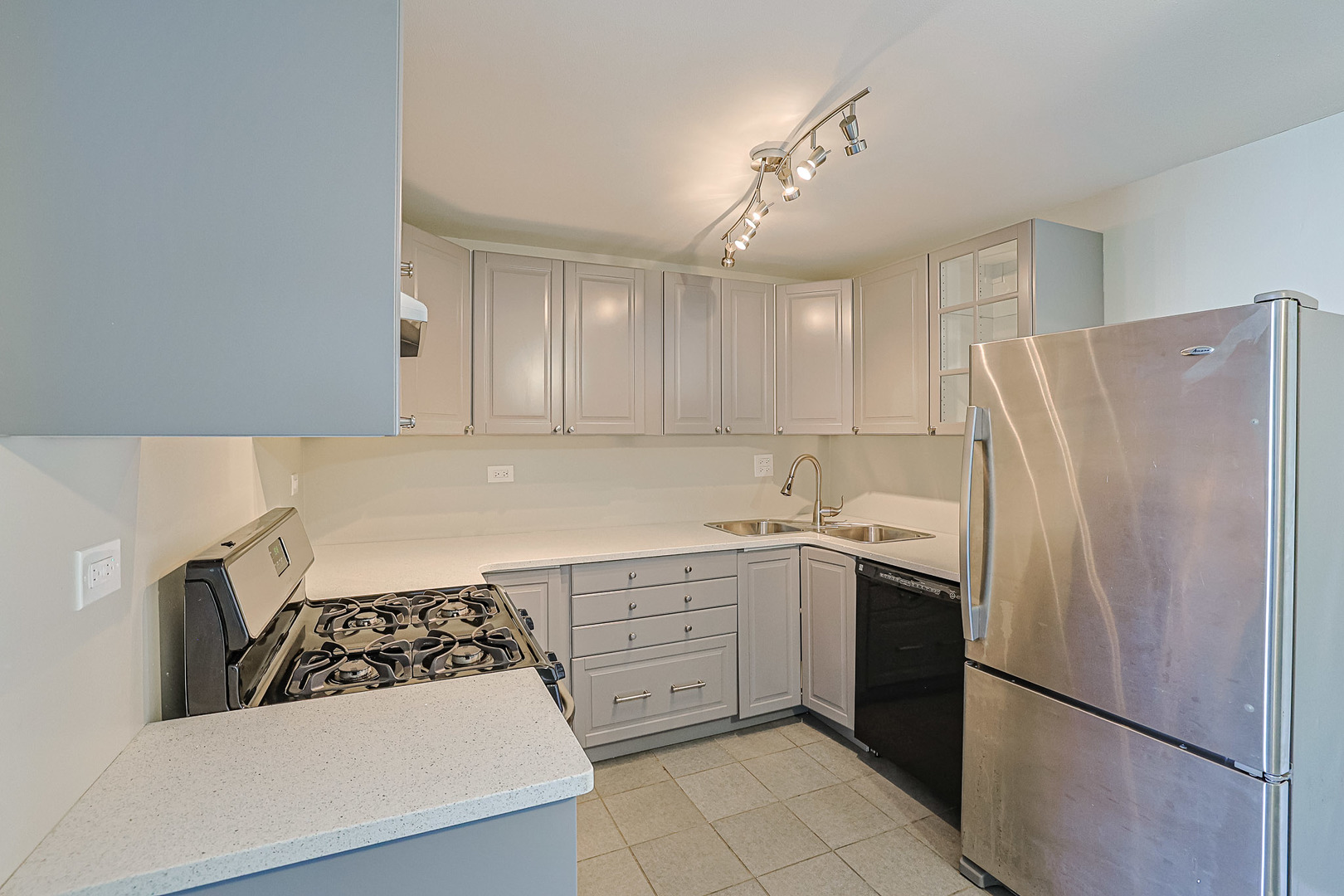 1128 Quanset Court #1128, Schaumburg, IL 60194