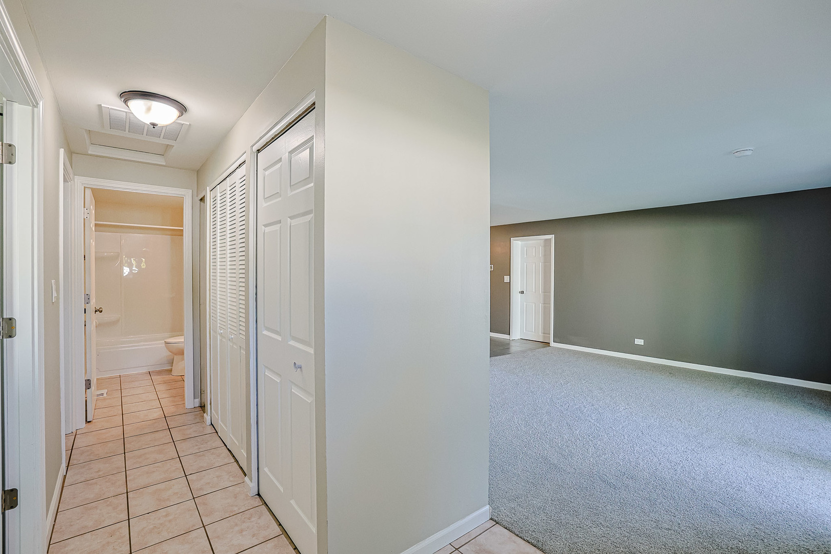 1128 Quanset Court #1128, Schaumburg, IL 60194