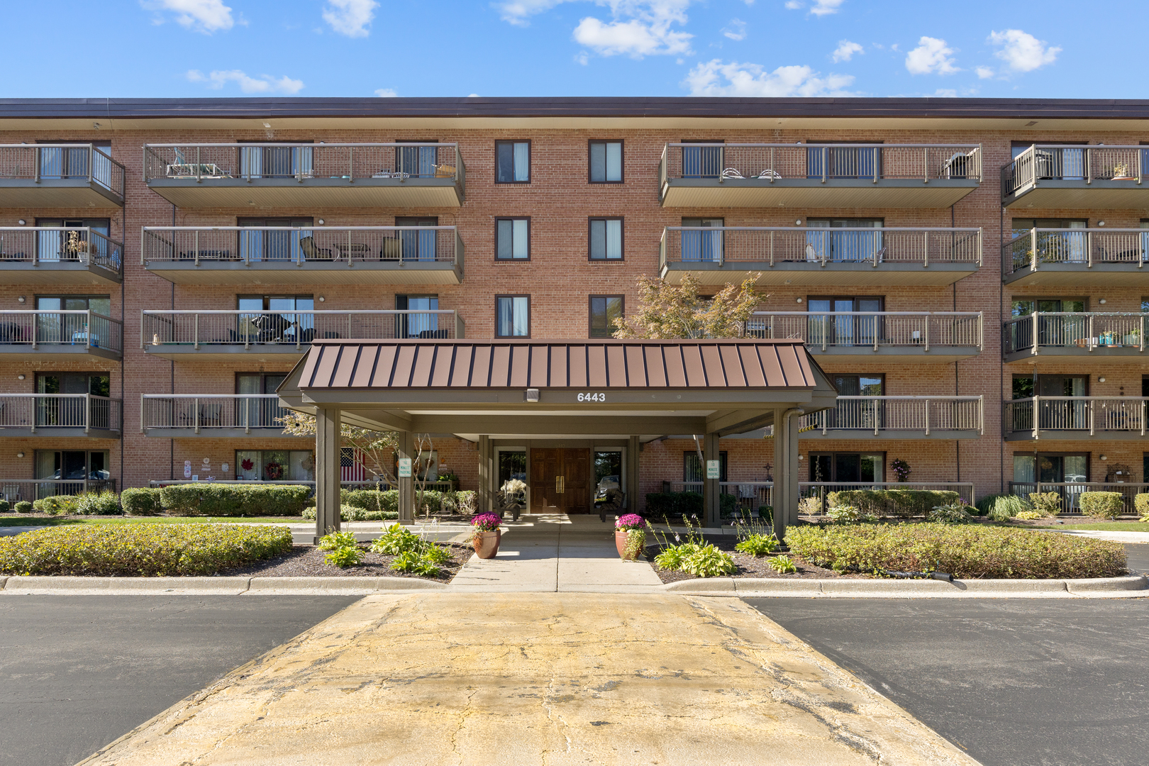 6443 Clarendon Hills Road #206, Willowbrook, IL 60527