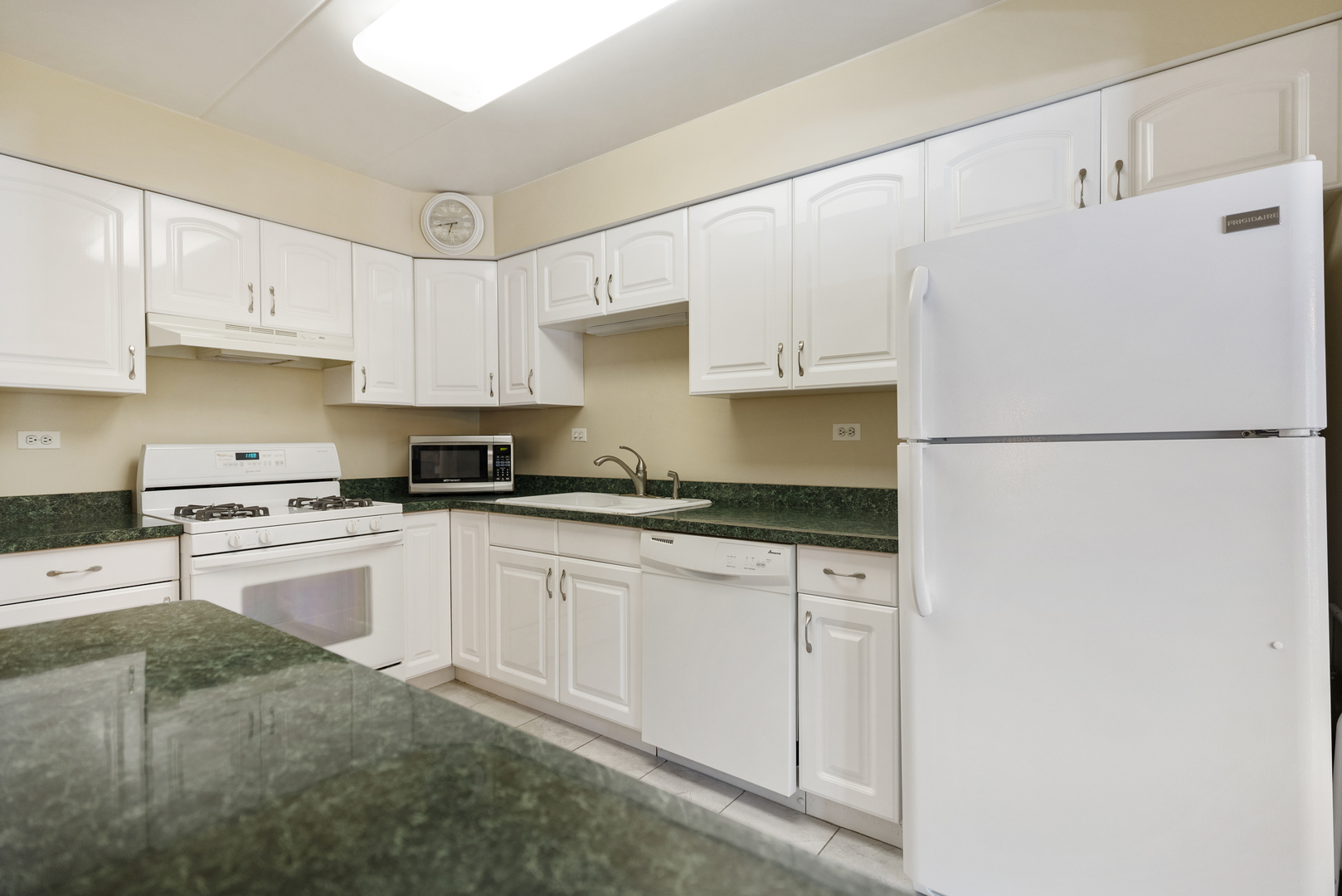 6443 Clarendon Hills Road #206, Willowbrook, IL 60527