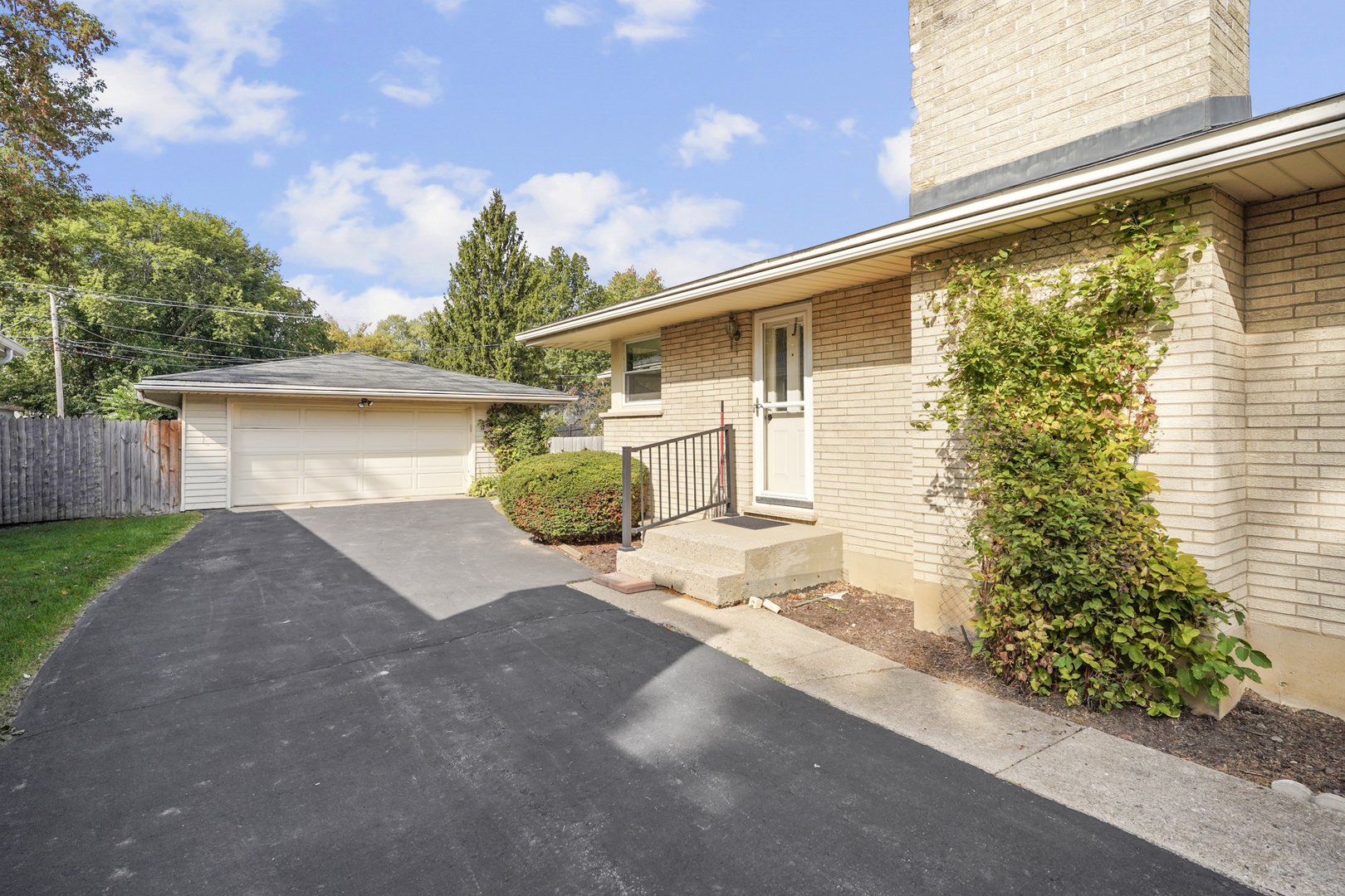 2526 Gabriel Avenue, Zion, IL 60099