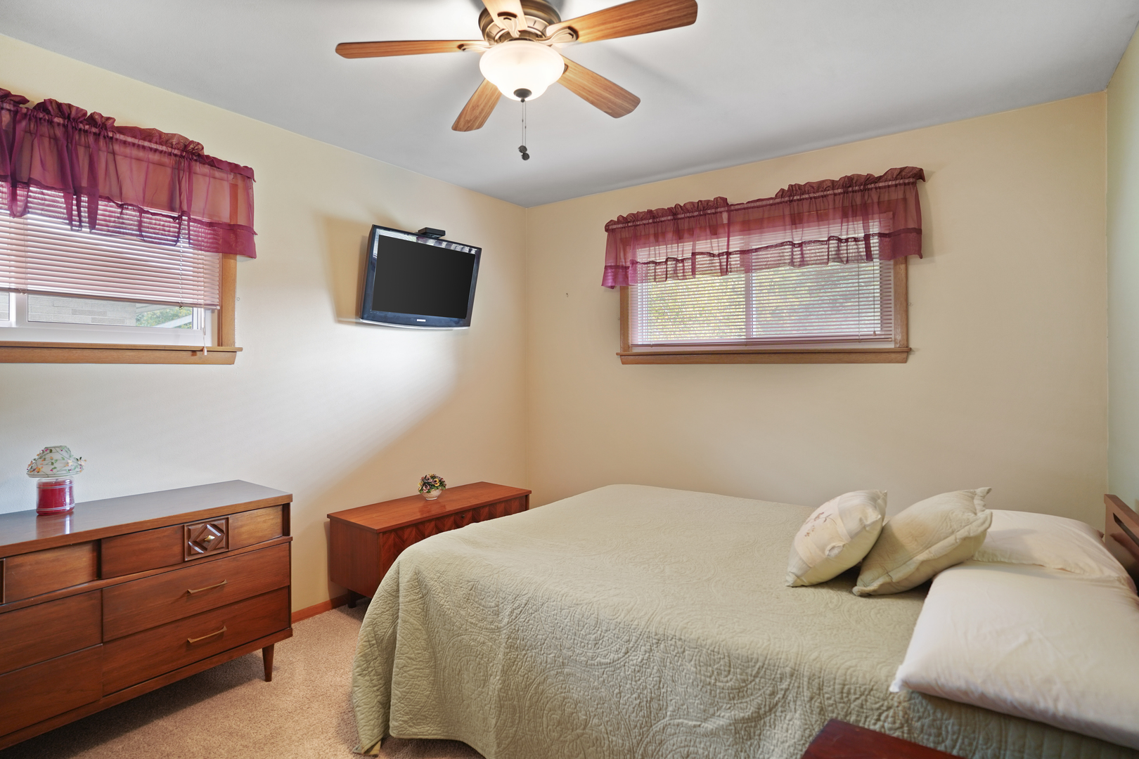 2526 Gabriel Avenue, Zion, IL 60099