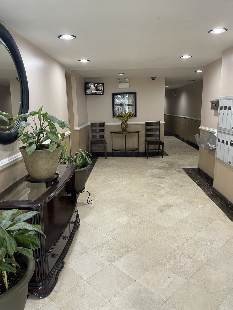 6400 N Ridge Boulevard #203, Chicago, IL 60626