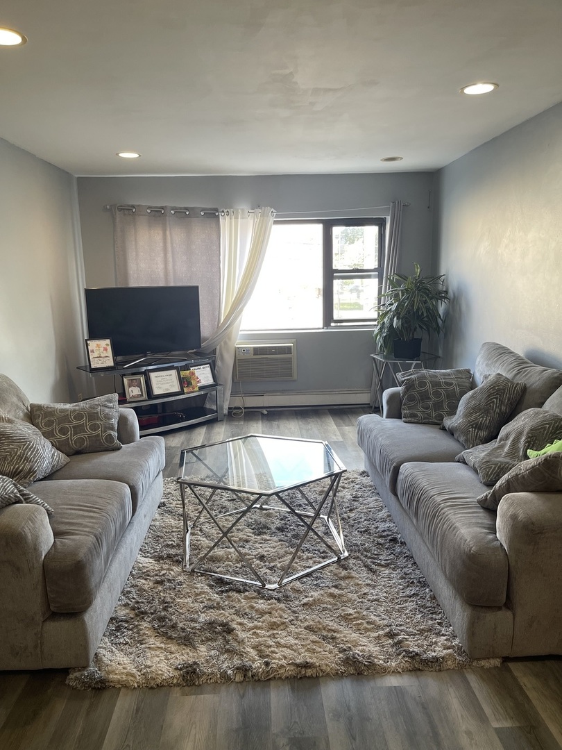 6400 N Ridge Boulevard #203, Chicago, IL 60626