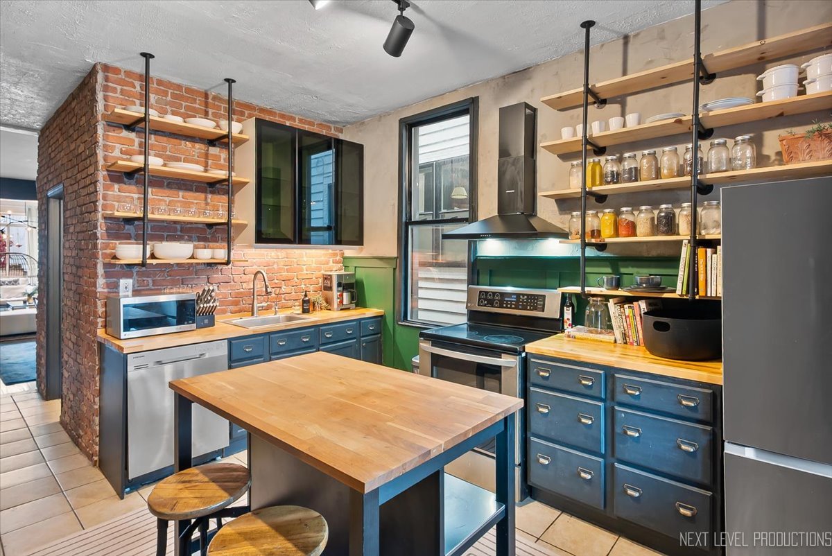 3826 N Whipple Street, Chicago, IL 60618