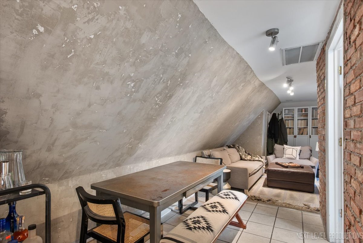 3826 N Whipple Street, Chicago, IL 60618