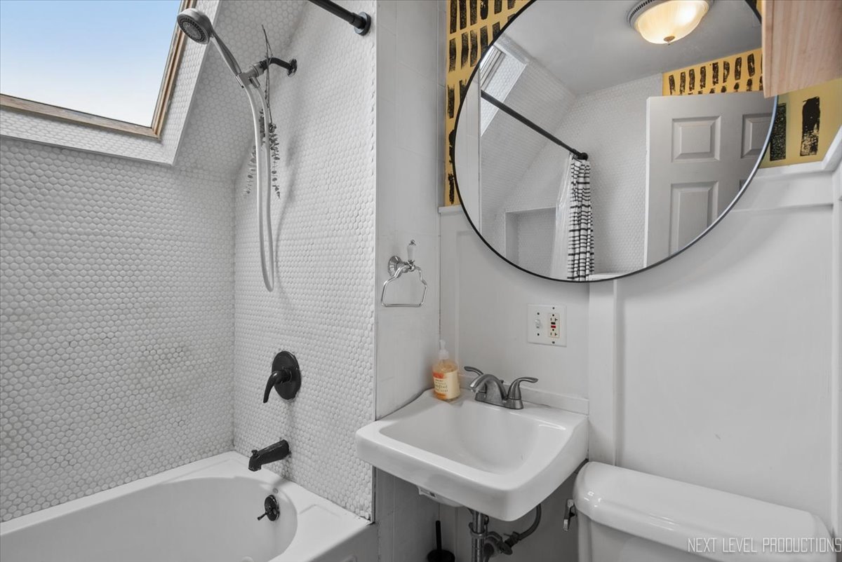 3826 N Whipple Street, Chicago, IL 60618