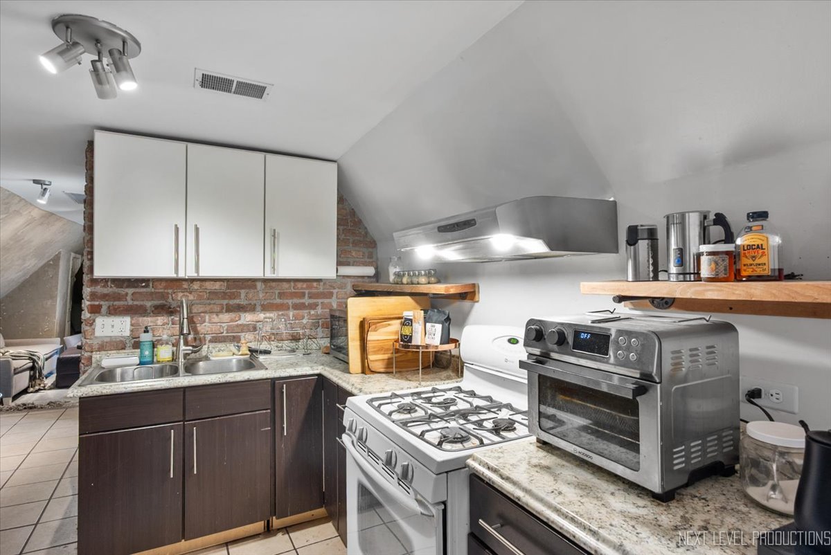 3826 N Whipple Street, Chicago, IL 60618