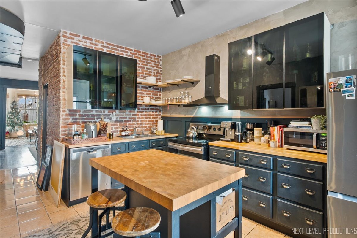 3826 N Whipple Street, Chicago, IL 60618