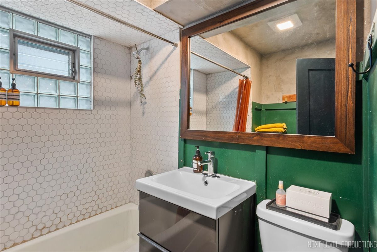 3826 N Whipple Street, Chicago, IL 60618