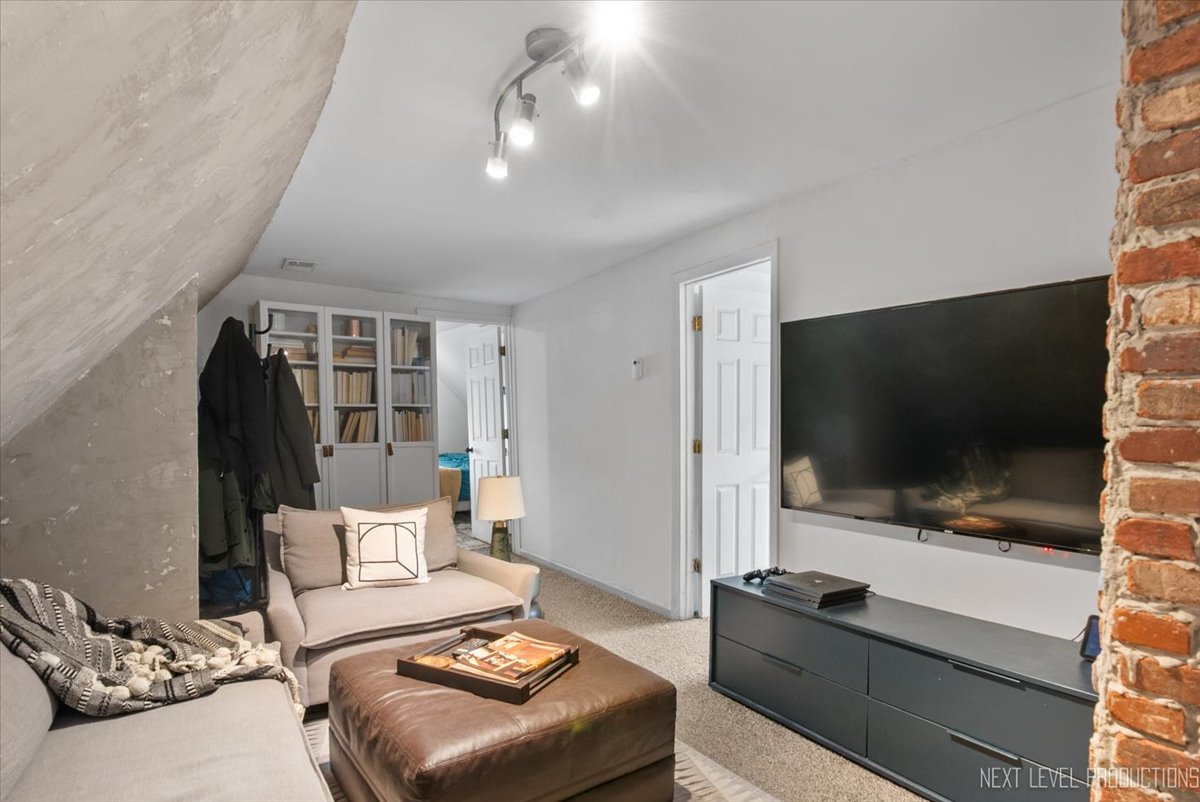 3826 N Whipple Street, Chicago, IL 60618