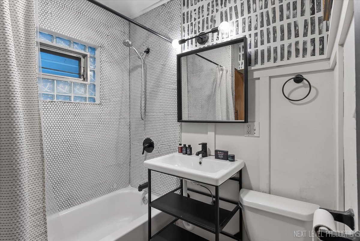 3826 N Whipple Street, Chicago, IL 60618