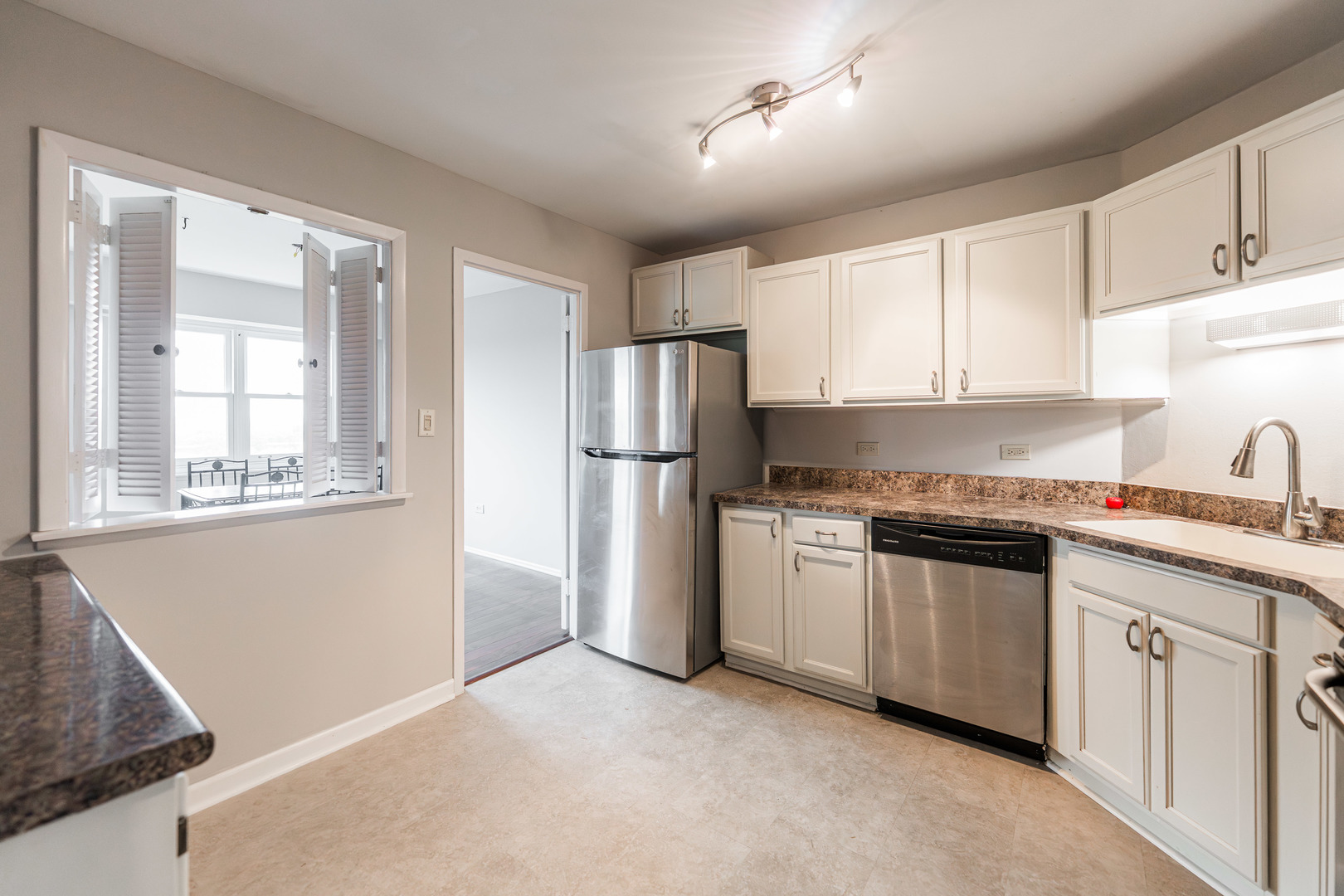 141 N La Grange Road #601, La Grange, IL 60525