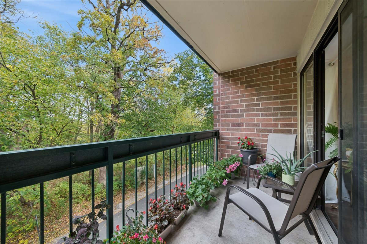 1800 Huntington Boulevard #212, Hoffman Estates, IL 60169