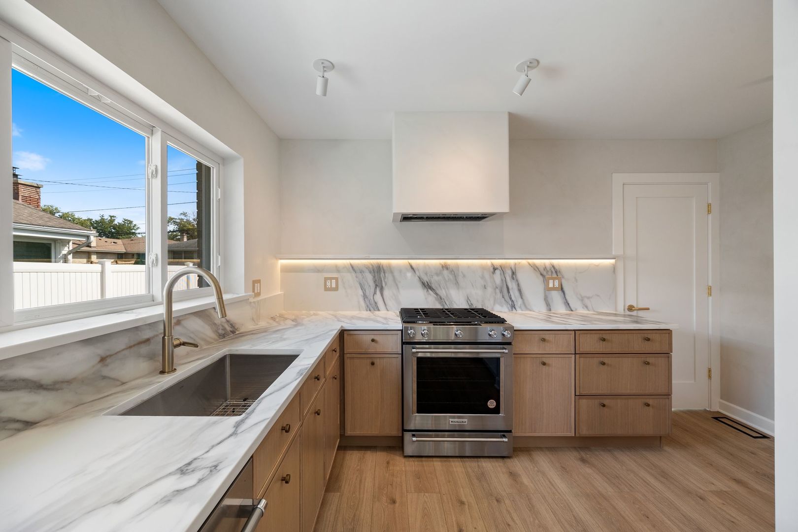 1025 N KNIGHT Avenue, Park Ridge, IL 60068