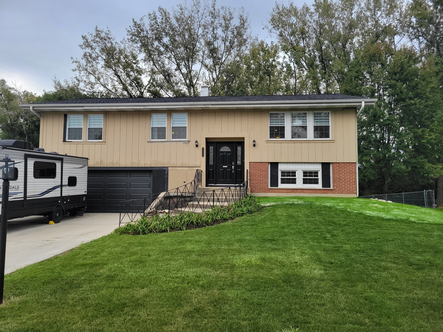 2S245 Mayfield Lane, Glen Ellyn, IL 60137