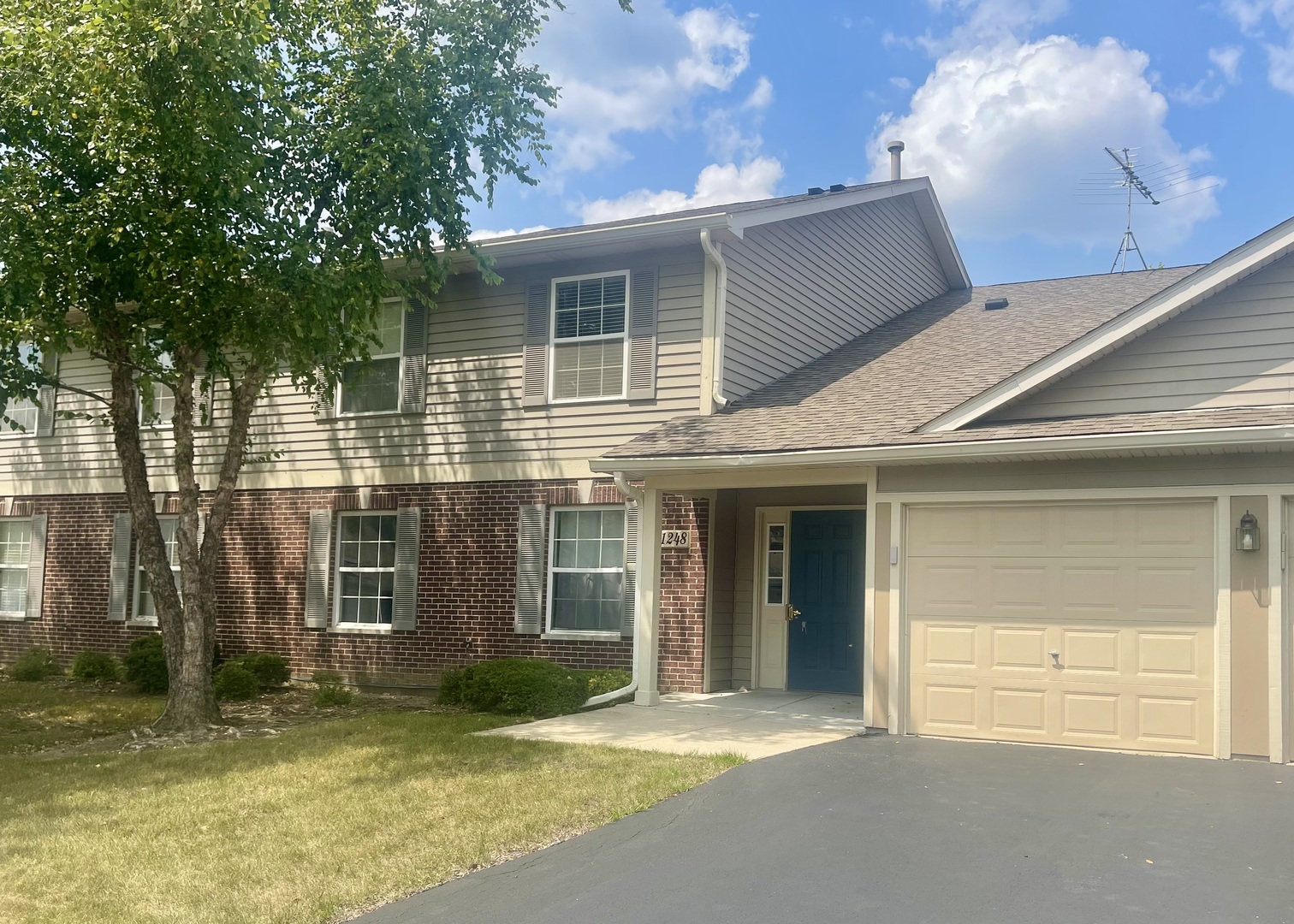 1248 N RED OAK Circle #4, Round Lake Beach, IL 60073