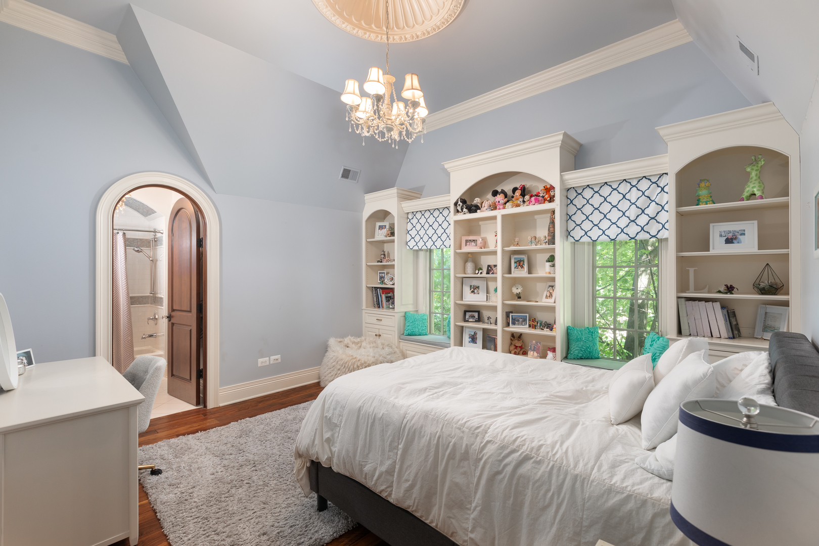 21 Forest Avenue, Naperville, IL 60540