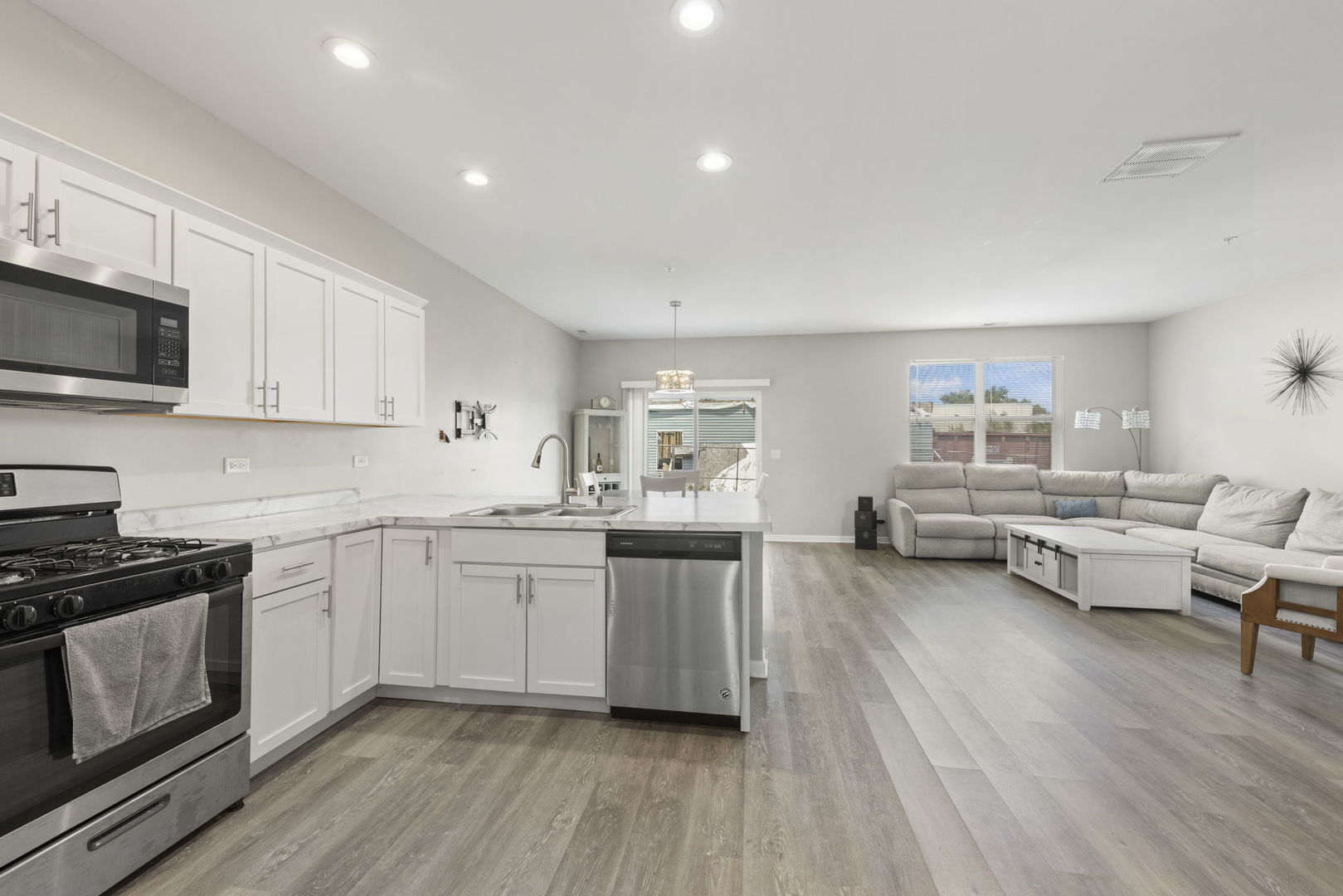 600 W Pleasant Lane #A2, Lombard, IL 60148