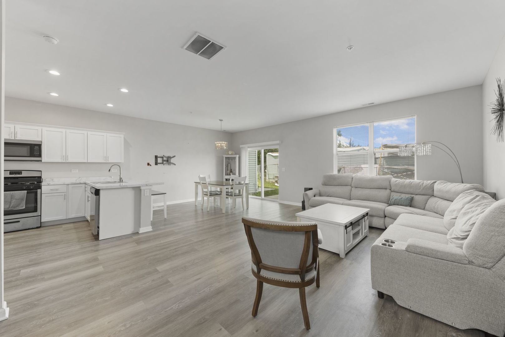 600 W Pleasant Lane #A2, Lombard, IL 60148