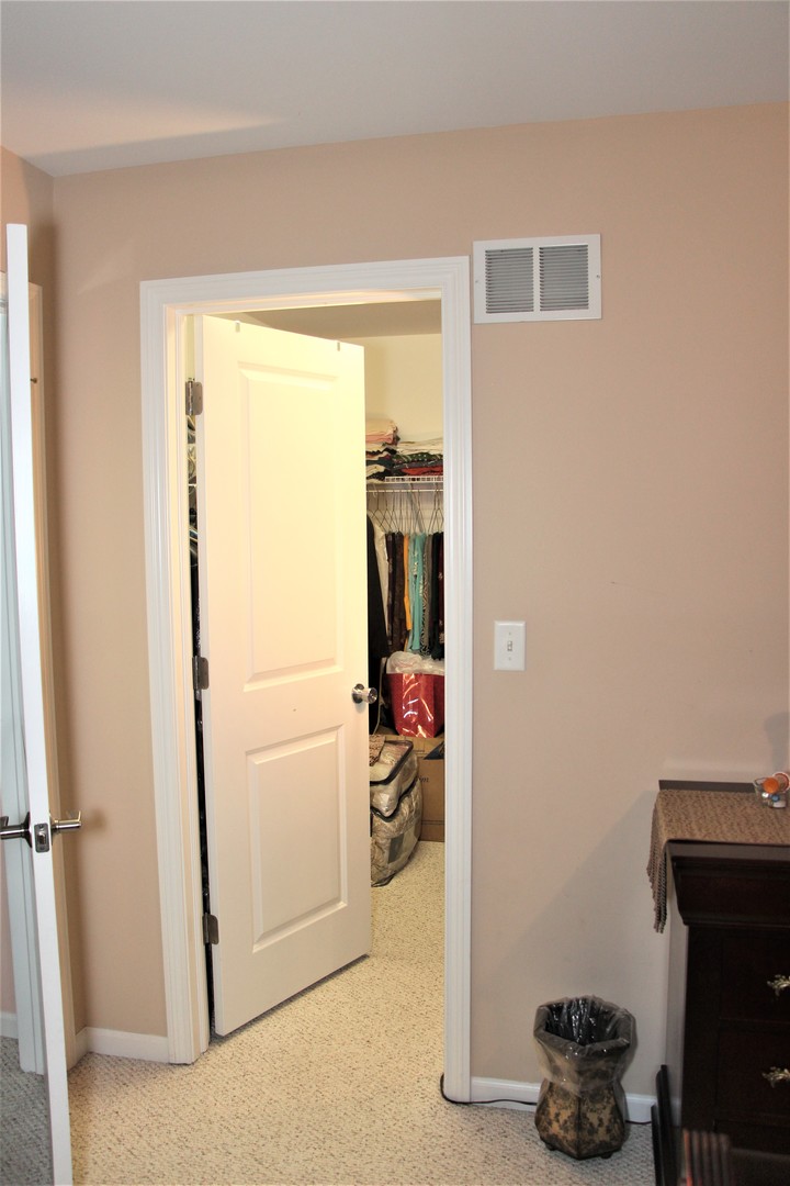 2492 Waterbury Lane, Buffalo Grove, IL 60089