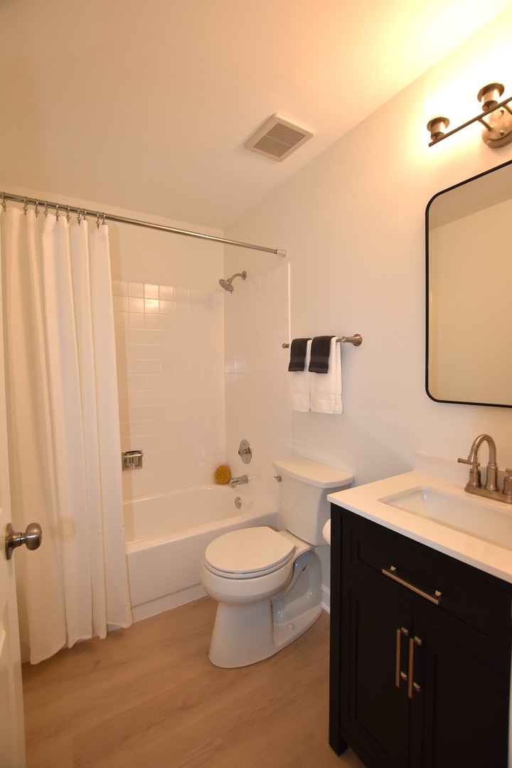 43 Glencoe Court #202B, Naperville, IL 60565