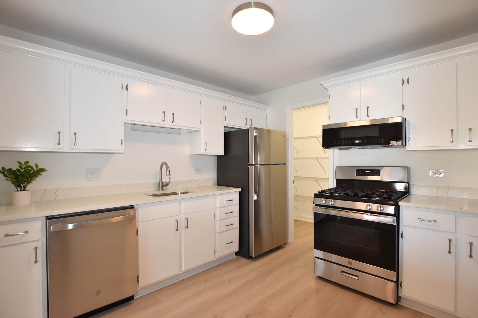 43 Glencoe Court #202B, Naperville, IL 60565