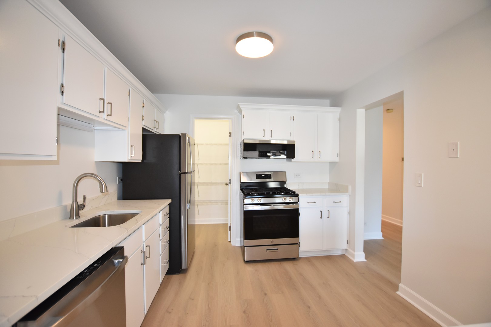 43 Glencoe Court #202B, Naperville, IL 60565