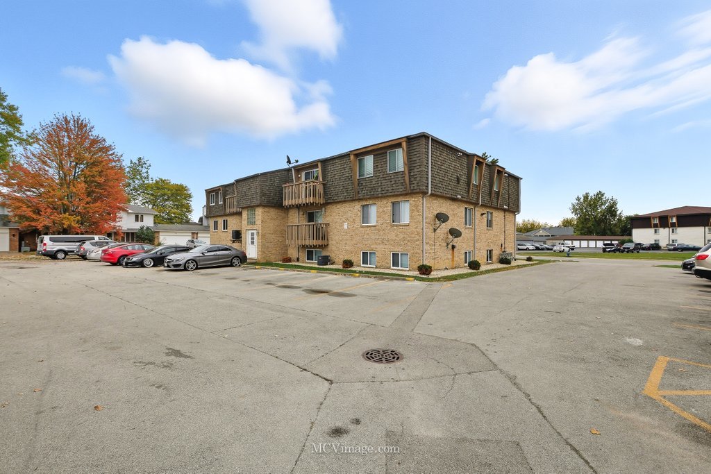 2390 Bicentennial Avenue #8, Crest Hill, IL 60403
