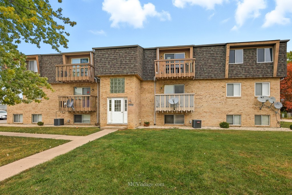 2390 Bicentennial Avenue #8, Crest Hill, IL 60403