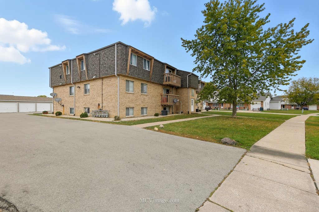 2390 Bicentennial Avenue #8, Crest Hill, IL 60403