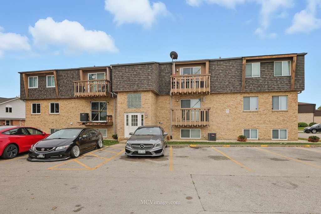 2390 Bicentennial Avenue #8, Crest Hill, IL 60403