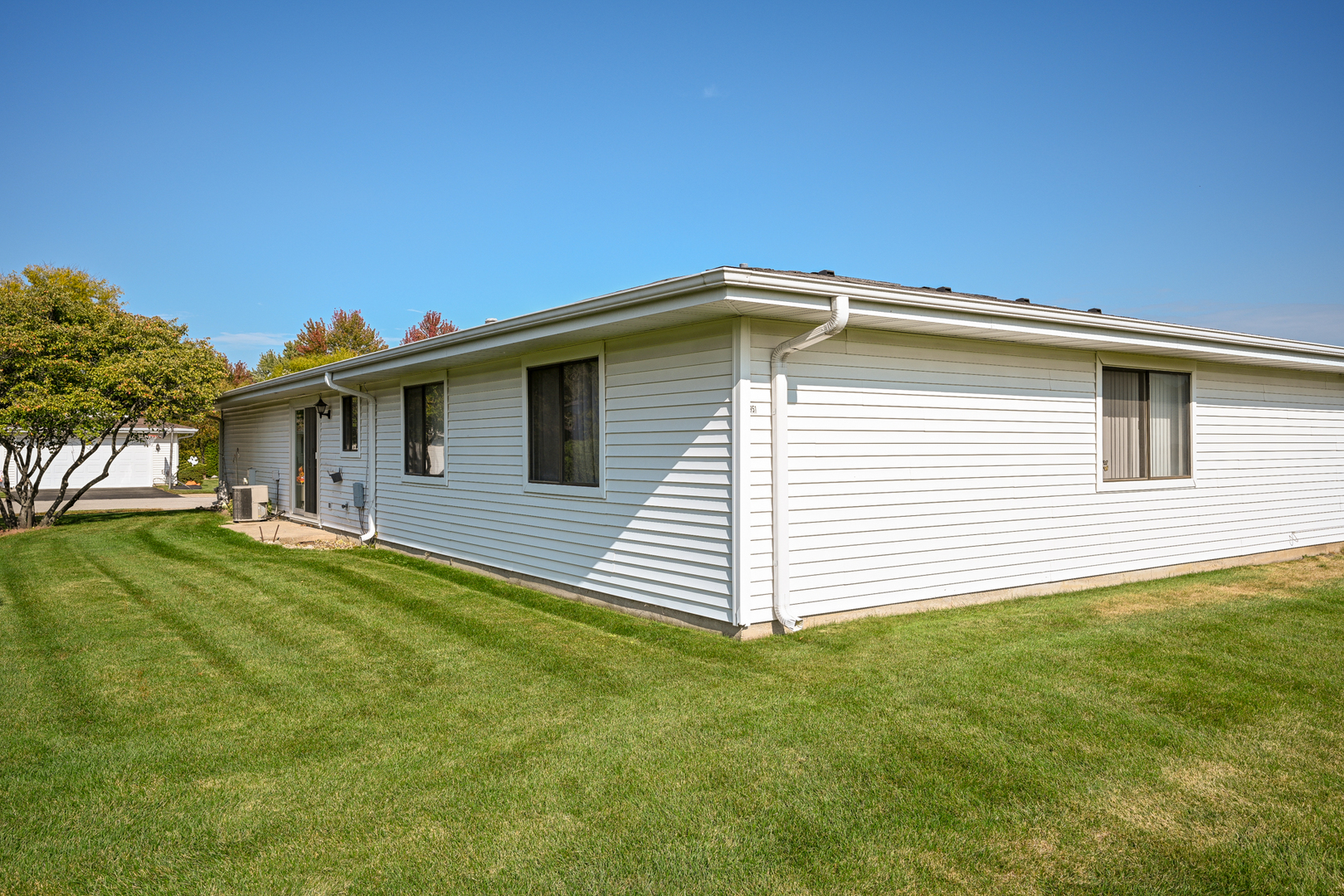 951 Chelsea Lane, Schaumburg, IL 60193