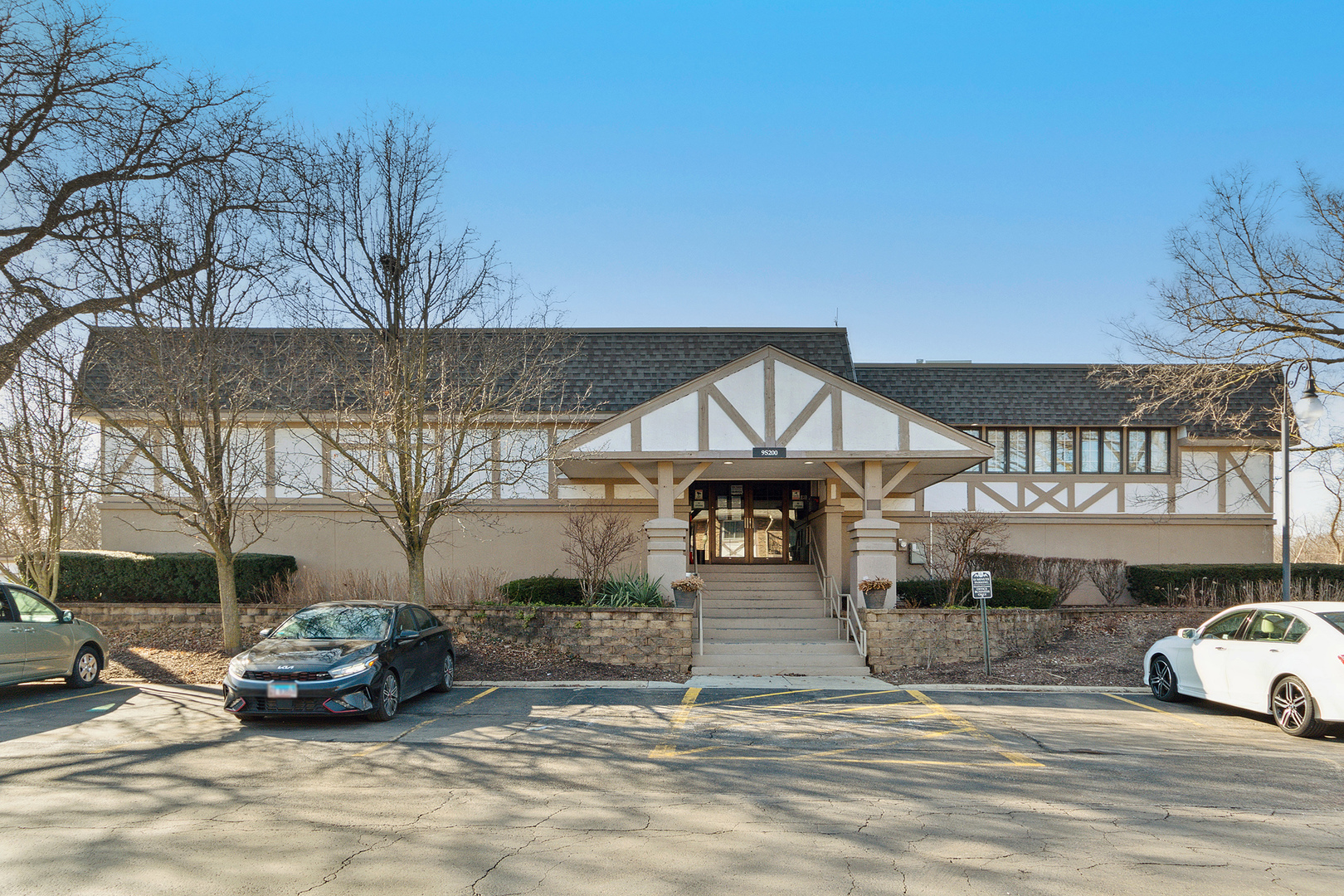 9S120 Lake Drive #201, Willowbrook, IL 60527